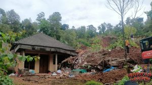Momen Haru Penyelamatan Pak Slamet di Tengah Longsor!