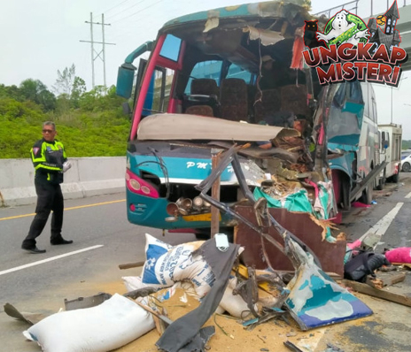 Bus PMTOH Tabrak Truk di Tol Pekanbaru-Dumai, 1 Tewas!
