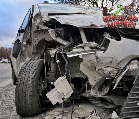 Kecelakaan Mengerikan Cipondoh: BMW Tabrak Pemotor Kritis!