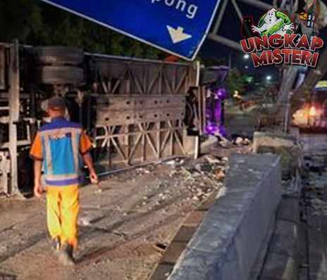 Bus Terguling di GT Cikunir, Papan Penunjuk Jalan Ikut Ambruk!