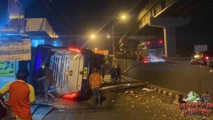 Bus Terguling di GT Cikunir, Papan Penunjuk Jalan Ikut Ambruk!