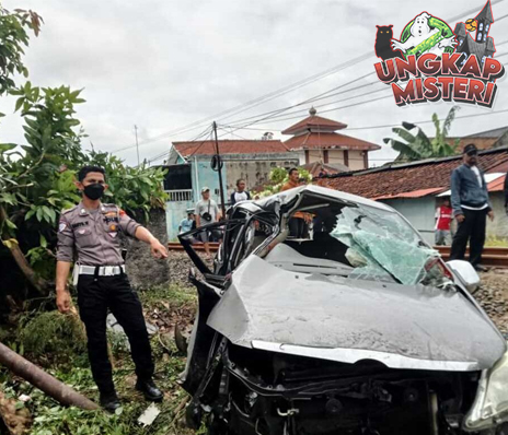 Perlintasan Maut! Kereta Tabrak Mobil, Korban Jiwa Berjatuhan!