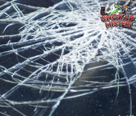 Truk Tabrak Pembatas Jalan, Macet Mengular di Pantura Tambun!
