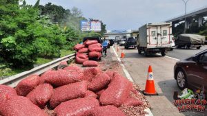 Truk Tabrak Pembatas Jalan, Macet Mengular di Pantura Tambun!