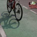 Taksi dan Motor Terlibat Kecelakaan Pesepeda Kayu Tumbang