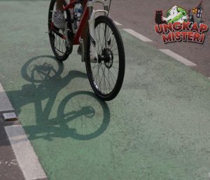 Taksi dan Motor Terlibat Kecelakaan Pesepeda Kayu Tumbang
