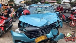 Taksi dan Motor Terlibat Kecelakaan Pesepeda Kayu Tumbang