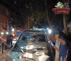 Geger di Sukabumi! Pria Bawa Samurai Tabrak Mobil Pakai Motor!