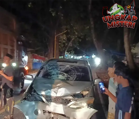 Geger di Sukabumi! Pria Bawa Samurai Tabrak Mobil Pakai Motor!