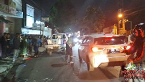 Geger di Sukabumi! Pria Bawa Samurai Tabrak Mobil Pakai Motor!