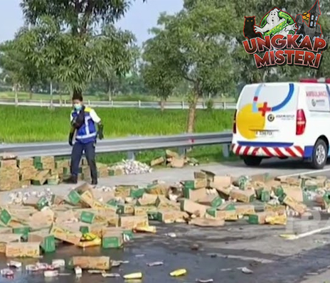Truk Bawa Galon Terguling Jalan Casablanca Jaksel Macet Berat!