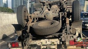 Truk Bawa Galon Terguling Jalan Casablanca Jaksel Macet Berat!