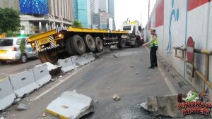 Truk Tabrak Separator Busway di Daan Mogot, Lalin Macet Parah!