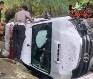 Ambulans Terjun ke Jurang, Sopir Kritis, Pasien dalam Bahaya?