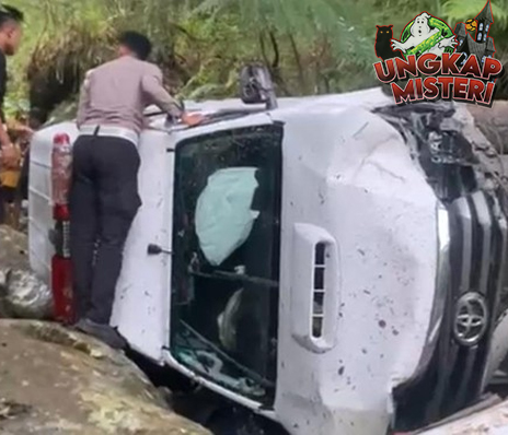 Ambulans Terjun ke Jurang, Sopir Kritis, Pasien dalam Bahaya?
