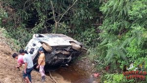 Ambulans Terjun ke Jurang, Sopir Kritis, Pasien dalam Bahaya?