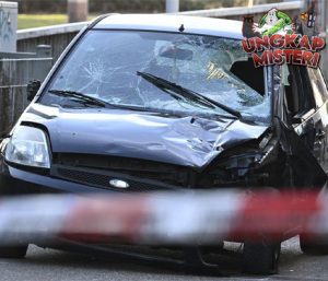Mobil Seruduk Fans Liverpool di Parade Kemenangan!