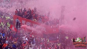 Mobil Seruduk Fans Liverpool di Parade Kemenangan!