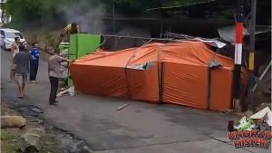 Truk Sarat Muatan Terguling, Jalanan Bogor Macet Total!