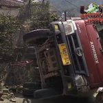 Truk Sarat Muatan Terguling, Jalanan Bogor Macet Total!