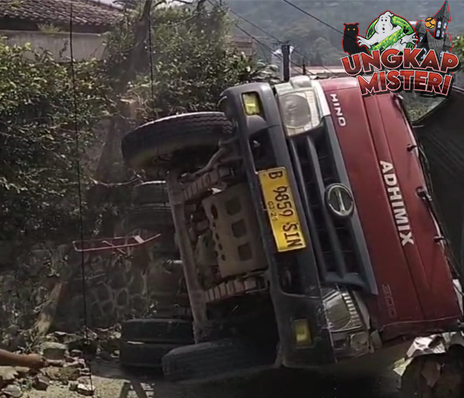 Truk Sarat Muatan Terguling, Jalanan Bogor Macet Total!