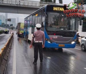 Tabrakan Mobil di Gatot Subroto Bikin Lalin Macet Parah!