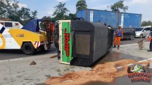 Tol Jagorawi Ricuh! Pikap Terguling Bikin Arah Jakarta Padat