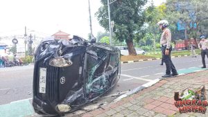 Taksi Online Terjungkal di Bogor Pelajar Alami Luka Serius!