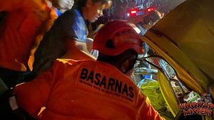Truk Logistik Hantam Rumah di Banyumas, Kernet Terjepit Tewas!