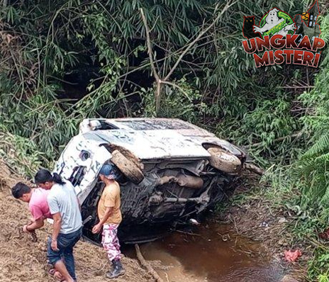 Panik! Ambulans Bawa Pasien Malah Terguling di Jurang Aceh