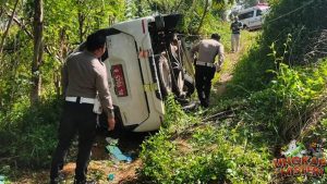 Panik! Ambulans Bawa Pasien Malah Terguling di Jurang Aceh