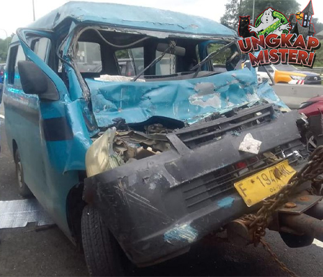 Tol Jagorawi Macet Usai Angkot Bogor Terguling, 5 Korban Luka