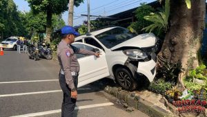 Ngantuk Berat? Mobil Tabrak Kios Tanaman di Bogor!