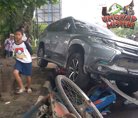 Mobil Taksol Hilang Kontrol, Dua PKL di Palembang Tertabrak