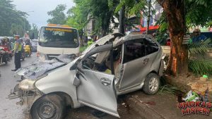 Mobil Taksol Hilang Kontrol, Dua PKL di Palembang Tertabrak