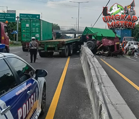 Truk Lepas Kendali Tabrak Pembatas Tol Janger ke Bitung!