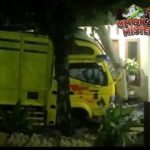 Truk Logistik Hantam Rumah di Banyumas, Kernet Terjepit Tewas!