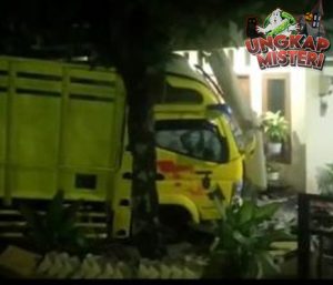 Truk Logistik Hantam Rumah di Banyumas, Kernet Terjepit Tewas!