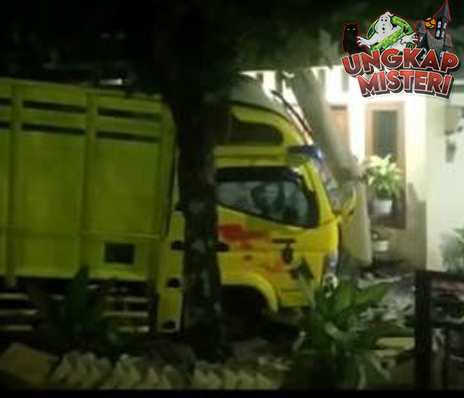 Truk Logistik Hantam Rumah di Banyumas, Kernet Terjepit Tewas!
