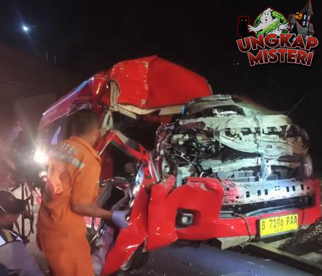Tol Cipularang Kecelakaan Hebat Travel dan Truk Terlibat