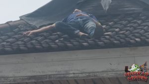 Pemuda Berpakaian Putih Naik Atap Rumah