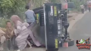 3 Detik Blunder Emak Emak Terguling Bareng Pikap