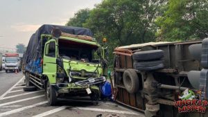 Tabrakan di Tol JORR Truk Trailer Hantam Mobil Boks!