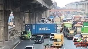 Macet Total di Tol Japek Usai Kecelakaan Brio dan Truk