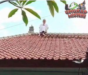 Pemuda Berpakaian Putih Naik Atap Rumah