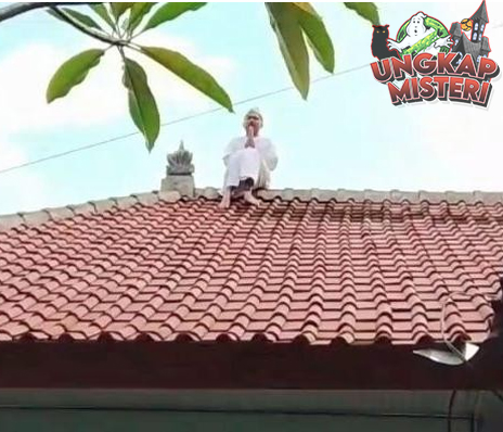 Pemuda Berpakaian Putih Naik Atap Rumah