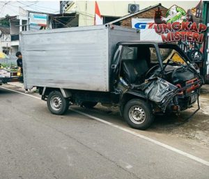 Sopir Terjepit dalam Adu Banteng 2 Mobil Boks di Ciputat