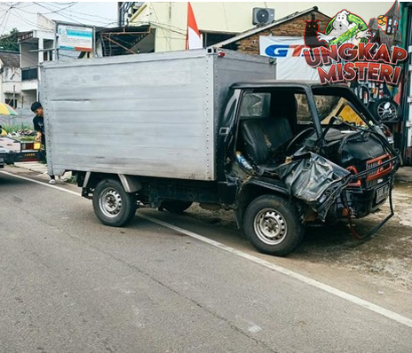 Sopir Terjepit dalam Adu Banteng 2 Mobil Boks di Ciputat