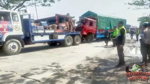 Sopir Terjepit dalam Adu Banteng 2 Mobil Boks di Ciputat