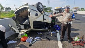 Panther Terbalik di Tol Gempol, 2 Korban Meninggal?